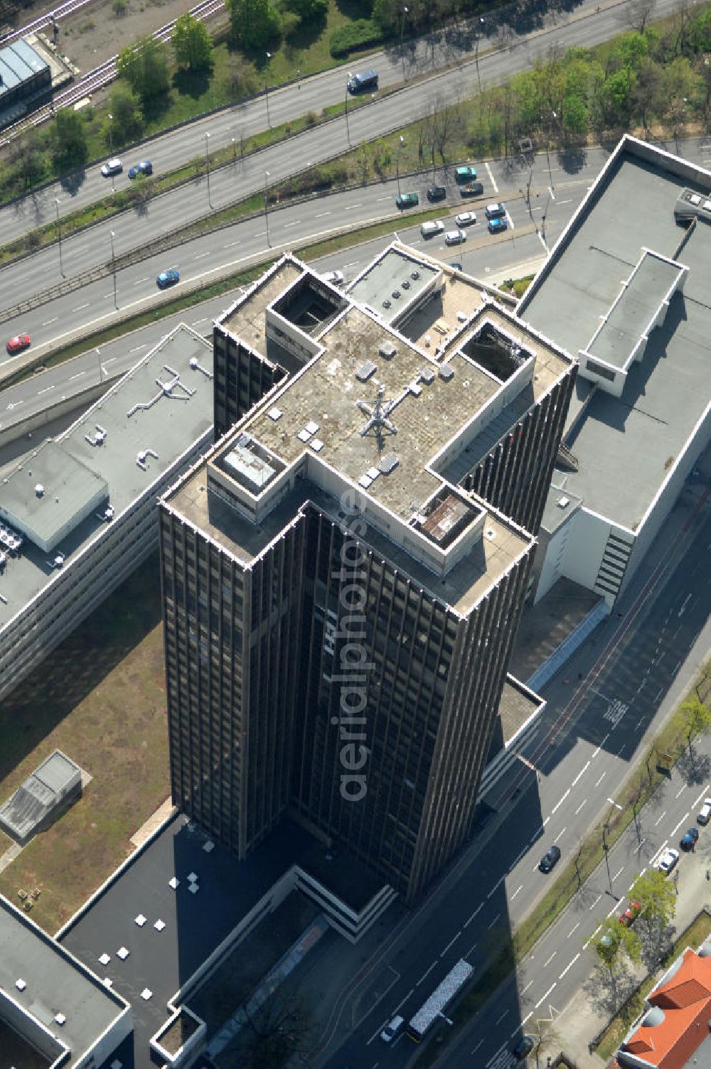 Berlin from the bird's eye view: Blick auf den Steglitzer Kreisel , einen Gebäudekomplex mit Bürohochhaus im Berliner Ortsteil Steglitz. 2006 hatte der Berliner Senat beschlossen, das Bürohochhaus aufzugeben und die dort beschäftigten Mitarbeiter des Bezirksamts Steglitz-Zehlendorf in an deren landeseigenen Immobilien unterzubringen. 2007 wurde das Haus geräumt und steht derzeit leer. Die Berliner Finanzverwaltung und der Liegenschaftsfonds hatten vergeblich versucht, das Gebäude im jetzigen Zustand zu verkaufen. Die weitere Nutzung ist ungeklärt, neben dem Verkauf an Wolfgang Gerbere Investoren wird auch ein Abriss nicht ausgeschlossen. View of the Steglitzer Tops, a complex of office tower at the Berlin district of Steglitz.