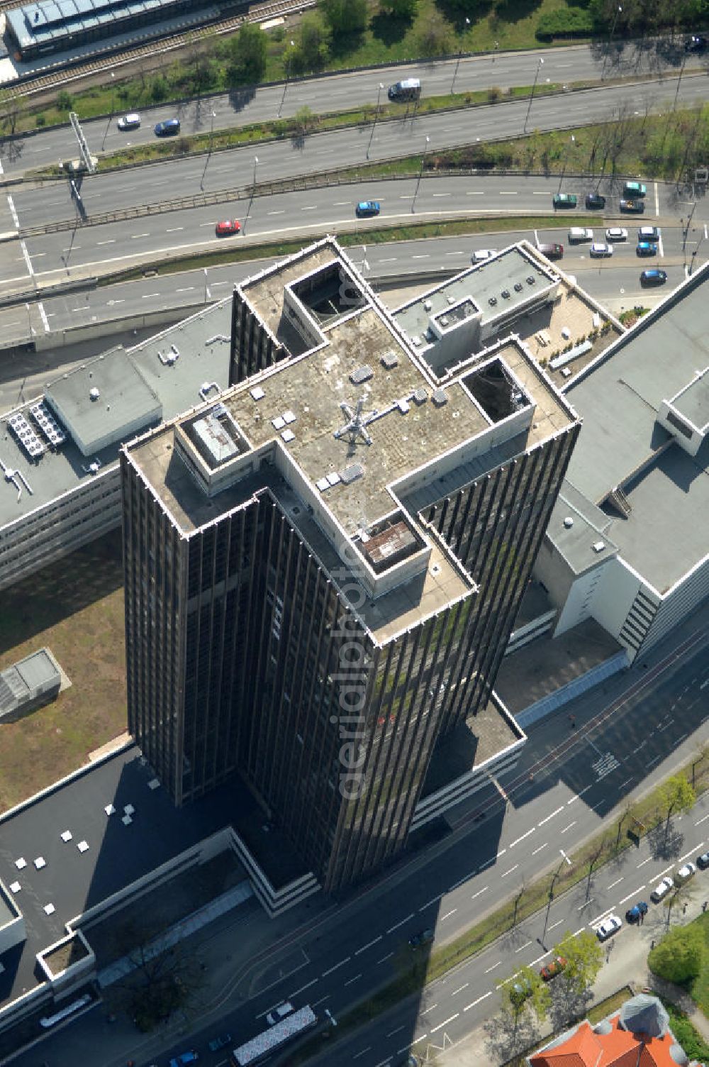 Aerial image Berlin - Blick auf den Steglitzer Kreisel , einen Gebäudekomplex mit Bürohochhaus im Berliner Ortsteil Steglitz. 2006 hatte der Berliner Senat beschlossen, das Bürohochhaus aufzugeben und die dort beschäftigten Mitarbeiter des Bezirksamts Steglitz-Zehlendorf in an deren landeseigenen Immobilien unterzubringen. 2007 wurde das Haus geräumt und steht derzeit leer. Die Berliner Finanzverwaltung und der Liegenschaftsfonds hatten vergeblich versucht, das Gebäude im jetzigen Zustand zu verkaufen. Die weitere Nutzung ist ungeklärt, neben dem Verkauf an Wolfgang Gerbere Investoren wird auch ein Abriss nicht ausgeschlossen. View of the Steglitzer Tops, a complex of office tower at the Berlin district of Steglitz.