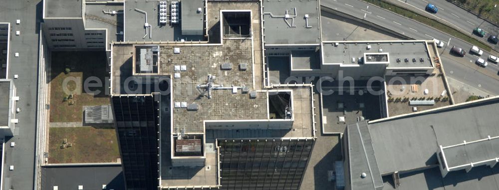 Berlin from above - Blick auf den Steglitzer Kreisel , einen Gebäudekomplex mit Bürohochhaus im Berliner Ortsteil Steglitz. 2006 hatte der Berliner Senat beschlossen, das Bürohochhaus aufzugeben und die dort beschäftigten Mitarbeiter des Bezirksamts Steglitz-Zehlendorf in an deren landeseigenen Immobilien unterzubringen. 2007 wurde das Haus geräumt und steht derzeit leer. Die Berliner Finanzverwaltung und der Liegenschaftsfonds hatten vergeblich versucht, das Gebäude im jetzigen Zustand zu verkaufen. Die weitere Nutzung ist ungeklärt, neben dem Verkauf an Wolfgang Gerbere Investoren wird auch ein Abriss nicht ausgeschlossen. View of the Steglitzer Tops, a complex of office tower at the Berlin district of Steglitz.