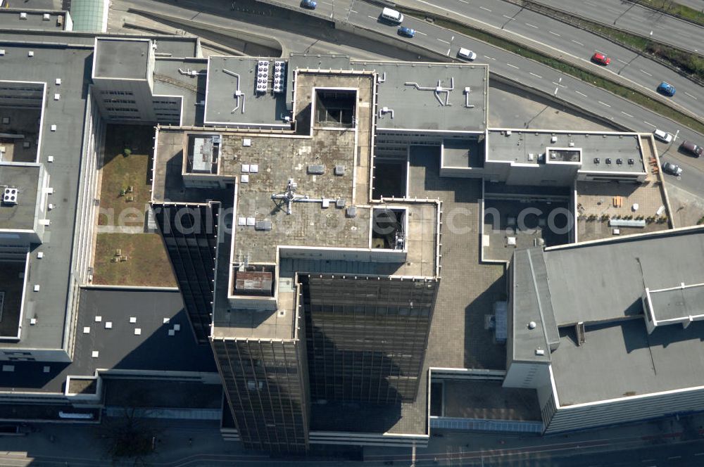 Berlin from the bird's eye view: Blick auf den Steglitzer Kreisel , einen Gebäudekomplex mit Bürohochhaus im Berliner Ortsteil Steglitz. 2006 hatte der Berliner Senat beschlossen, das Bürohochhaus aufzugeben und die dort beschäftigten Mitarbeiter des Bezirksamts Steglitz-Zehlendorf in an deren landeseigenen Immobilien unterzubringen. 2007 wurde das Haus geräumt und steht derzeit leer. Die Berliner Finanzverwaltung und der Liegenschaftsfonds hatten vergeblich versucht, das Gebäude im jetzigen Zustand zu verkaufen. Die weitere Nutzung ist ungeklärt, neben dem Verkauf an Wolfgang Gerbere Investoren wird auch ein Abriss nicht ausgeschlossen. View of the Steglitzer Tops, a complex of office tower at the Berlin district of Steglitz.