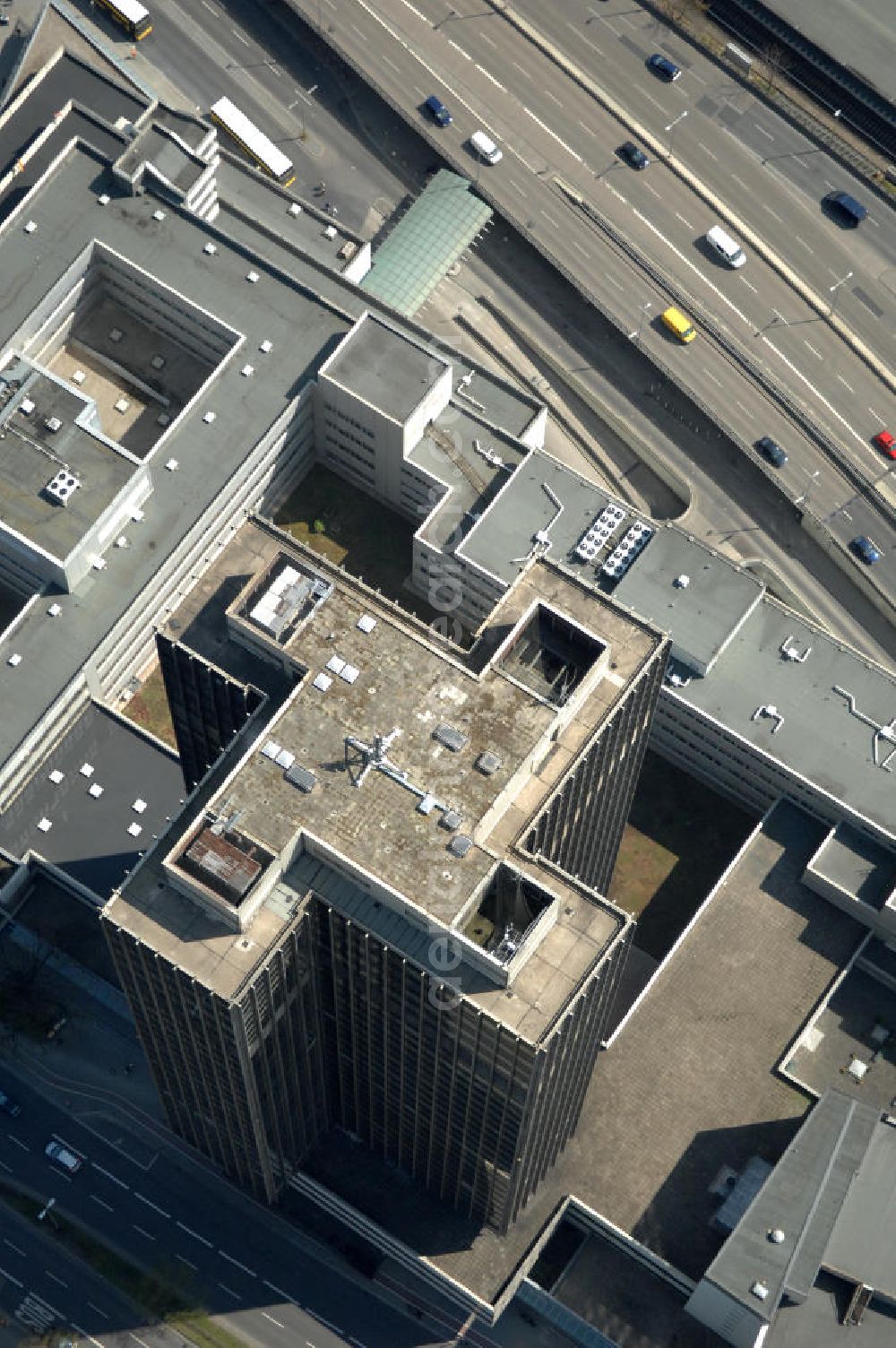 Aerial image Berlin - Blick auf den Steglitzer Kreisel , einen Gebäudekomplex mit Bürohochhaus im Berliner Ortsteil Steglitz. 2006 hatte der Berliner Senat beschlossen, das Bürohochhaus aufzugeben und die dort beschäftigten Mitarbeiter des Bezirksamts Steglitz-Zehlendorf in an deren landeseigenen Immobilien unterzubringen. 2007 wurde das Haus geräumt und steht derzeit leer. Die Berliner Finanzverwaltung und der Liegenschaftsfonds hatten vergeblich versucht, das Gebäude im jetzigen Zustand zu verkaufen. Die weitere Nutzung ist ungeklärt, neben dem Verkauf an Wolfgang Gerbere Investoren wird auch ein Abriss nicht ausgeschlossen. View of the Steglitzer Tops, a complex of office tower at the Berlin district of Steglitz.