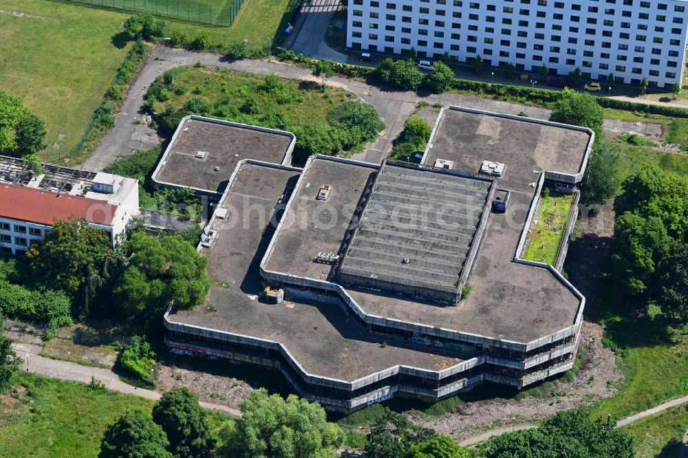 Berlin from the bird's eye view: Vacant, unused building Sporthotel Hohenschoenhausen and former congress center on Konrad-Wolf-Strasse in the district of Hohenschoenhausen in Berlin, Germany