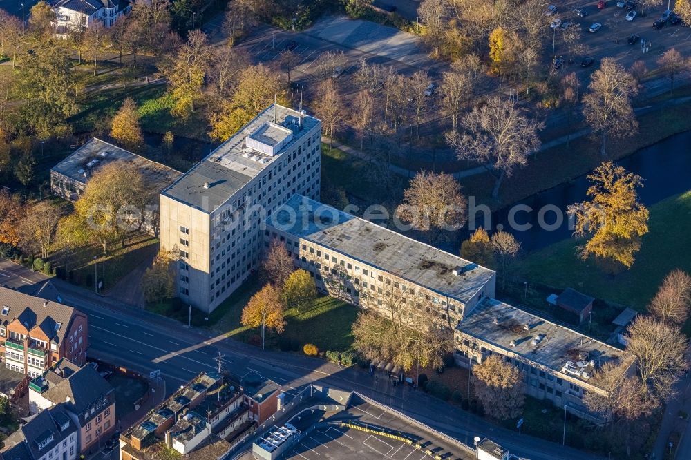 Aerial image Moers - Vacant, unused building the formerly Finanzamt on Unterwallstrasse in Moers in the state North Rhine-Westphalia, Germany