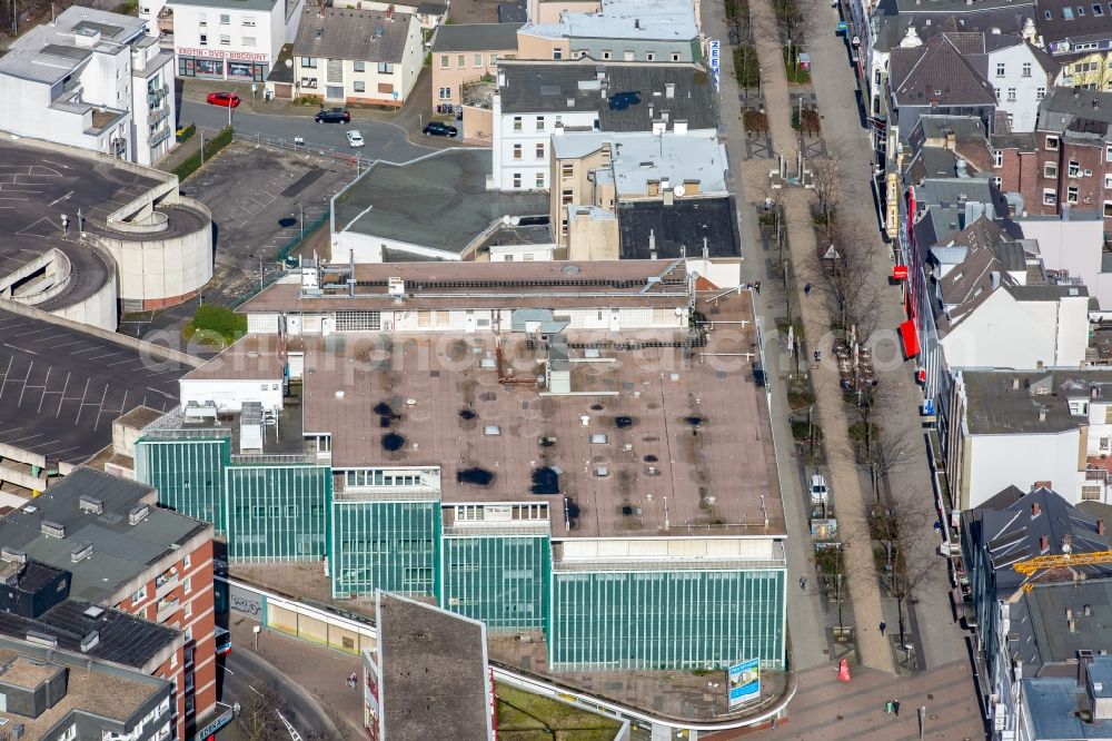 Aerial photograph Herne - Vacant, unused building the formerly Hertie- Department store on Robert-Brauner-Platz in Herne in the state North Rhine-Westphalia