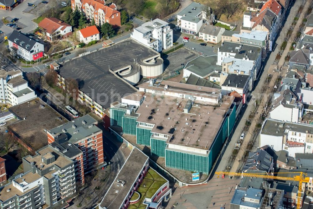 Herne from the bird's eye view: Vacant, unused building the formerly Hertie- Department store on Robert-Brauner-Platz in Herne in the state North Rhine-Westphalia