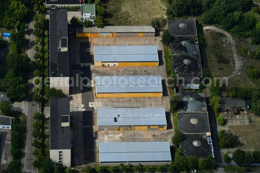 Aerial photograph Berlin - Vacant, unused building of Garagenkomplexe on Koepenicker Allee corner Am Alten Flugplatz in the district Karlshorst in Berlin, Germany