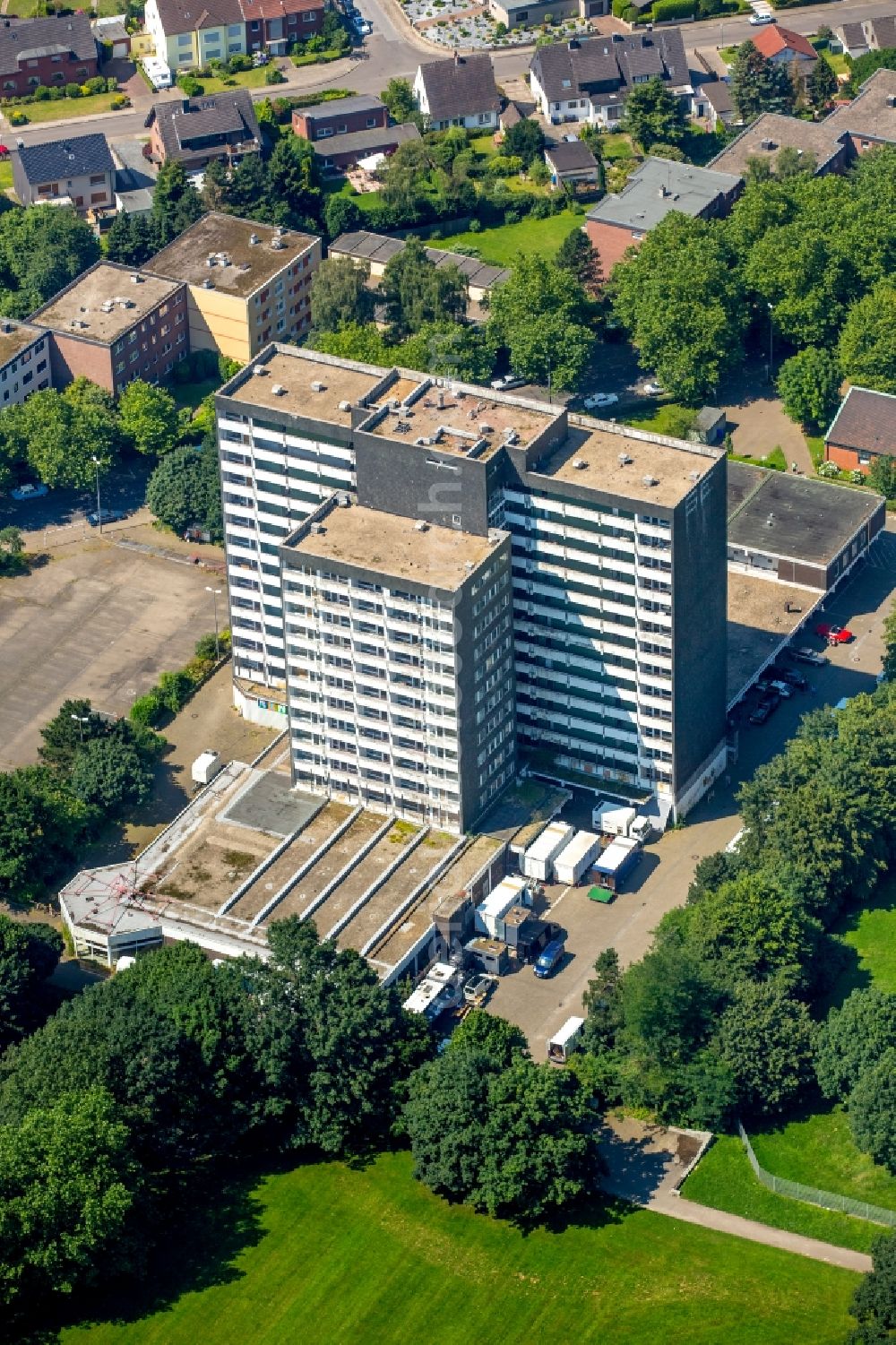 Gladbeck from above - Vacant, unused building Schwechater street in Gladbeck in the state North Rhine-Westphalia