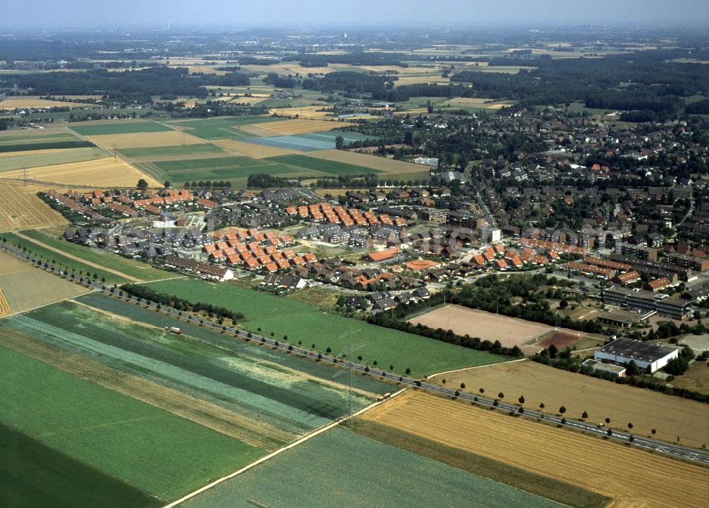 KREFELD from above - Das Neubaugebiet wird im Volksmund Legostadt genannt. Es gehört zum Krefelder Stadtteil Hüls. Am oberen Bildrand deuten sich die (v. li.) Städte Kamp-Lintfort und Moers an.