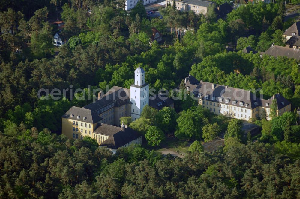 Aerial image Templin - Blick auf den Lehmann - Garten von Templin in Brandenburg. Der Lehmann - Garten von Templin wurde bereits 1912 von Professor Gustav Lehmann angelegt. Er diente dem ehemaligen Joachimsthalschen Gymnasium als Schulgarten zu Lehr - und Versuchszwecken. Der Botanische Garten hat eine ungefähre Größe von 2.500 Quadratmetern. Nach dem der Garten 1988 erneut angelegt wurde, dient er neben Lehrzwecken für die ortsansässigen Schulen auch zu Schauzwecken. Die Gartenanlage wird von dem Verein zur Erhaltung und Rekultivierung von Nutzpflanzen in Brandenburg ( VERN ) geführt. Adresse des Gartens: Lehmann - Garten, Prenzlauer Allee 28, 17268 Templin; Kontakt VERN: VERN e.V., Burgstraße 20, 16278 Greiffenberg / Uckermark, Tel. +49(0)33334 70232, Email: vern_ev@01019freenet.de; Ansprechpartner: Herr Dr. Gerhardt, Milmersdorfer Chaussee 1, 17268 Templin / OT Ahrensfelde; TourismusService Templin e.V., Obere Mühlenstraße 11, 17268 Templin, Tel. +49(0)39 87 2631, Fax +49(0)39 87 53833, Email: templin-info@t-online.de