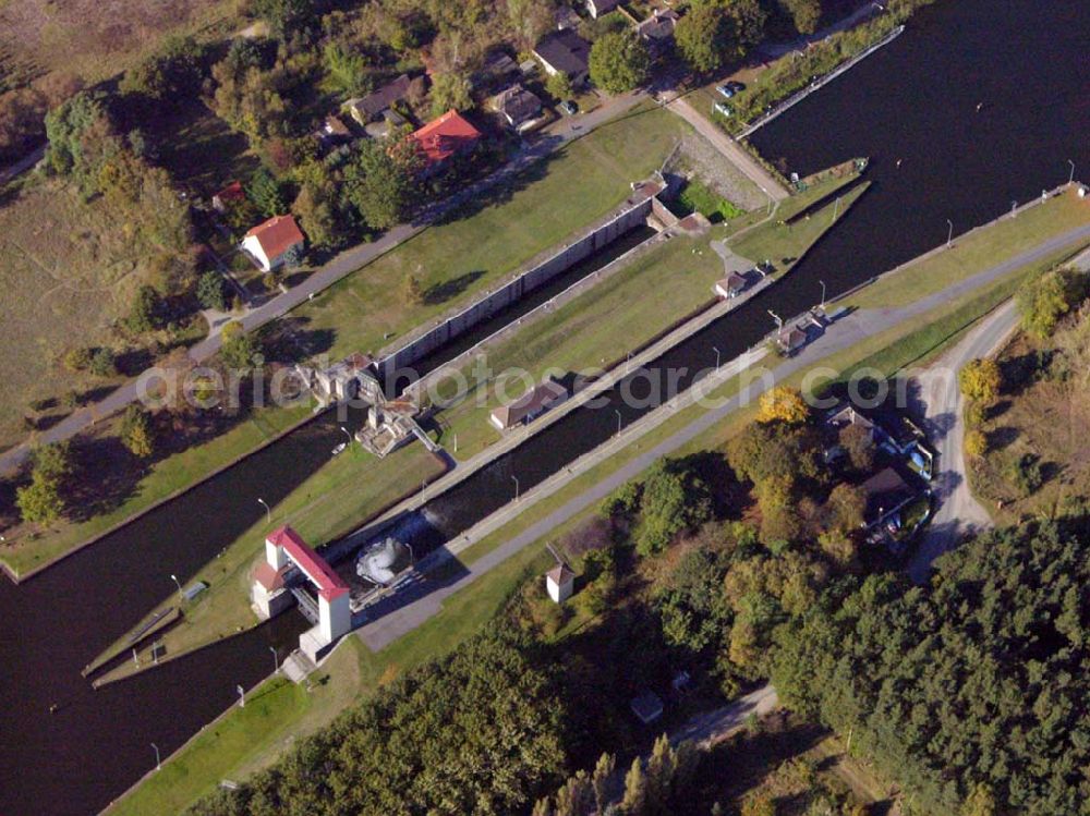 Aerial photograph Oranienburg - Die Lehnitzschleuse stellt ein wichtiges Bauwerk des Oder-Havel-Kanals dar. Sie wurde im Jahre 1936 erbaut und ist mit einer nutzbaren Größe von 134 m Länge, 12 m Breite und einer Fallhöhe von 5,65 m die größte Schleuse in der Umgebung.