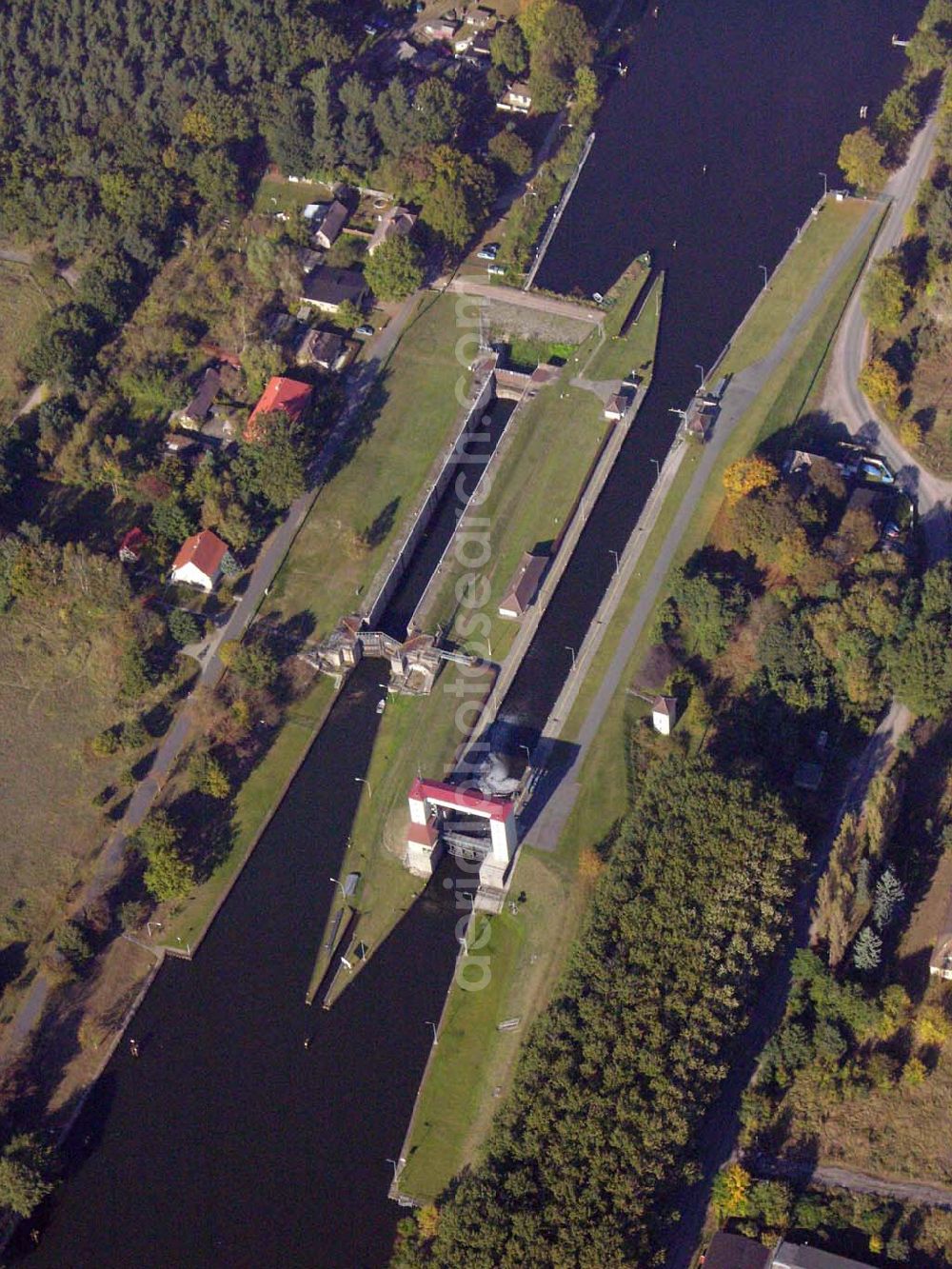 Oranienburg from above - Die Lehnitzschleuse stellt ein wichtiges Bauwerk des Oder-Havel-Kanals dar. Sie wurde im Jahre 1936 erbaut und ist mit einer nutzbaren Größe von 134 m Länge, 12 m Breite und einer Fallhöhe von 5,65 m die größte Schleuse in der Umgebung.