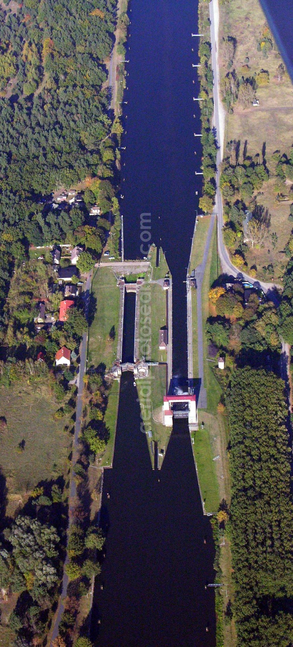 Oranienburg from the bird's eye view: Die Lehnitzschleuse stellt ein wichtiges Bauwerk des Oder-Havel-Kanals dar. Sie wurde im Jahre 1936 erbaut und ist mit einer nutzbaren Größe von 134 m Länge, 12 m Breite und einer Fallhöhe von 5,65 m die größte Schleuse in der Umgebung.