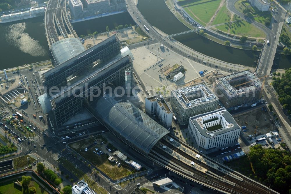 Aerial image Berlin Moabit - Lehrter Stadtquartier quarter in the Moabit part of Berlin in Germany. The quarter consists of 5 blocks which form a complex of office buildings and hotels