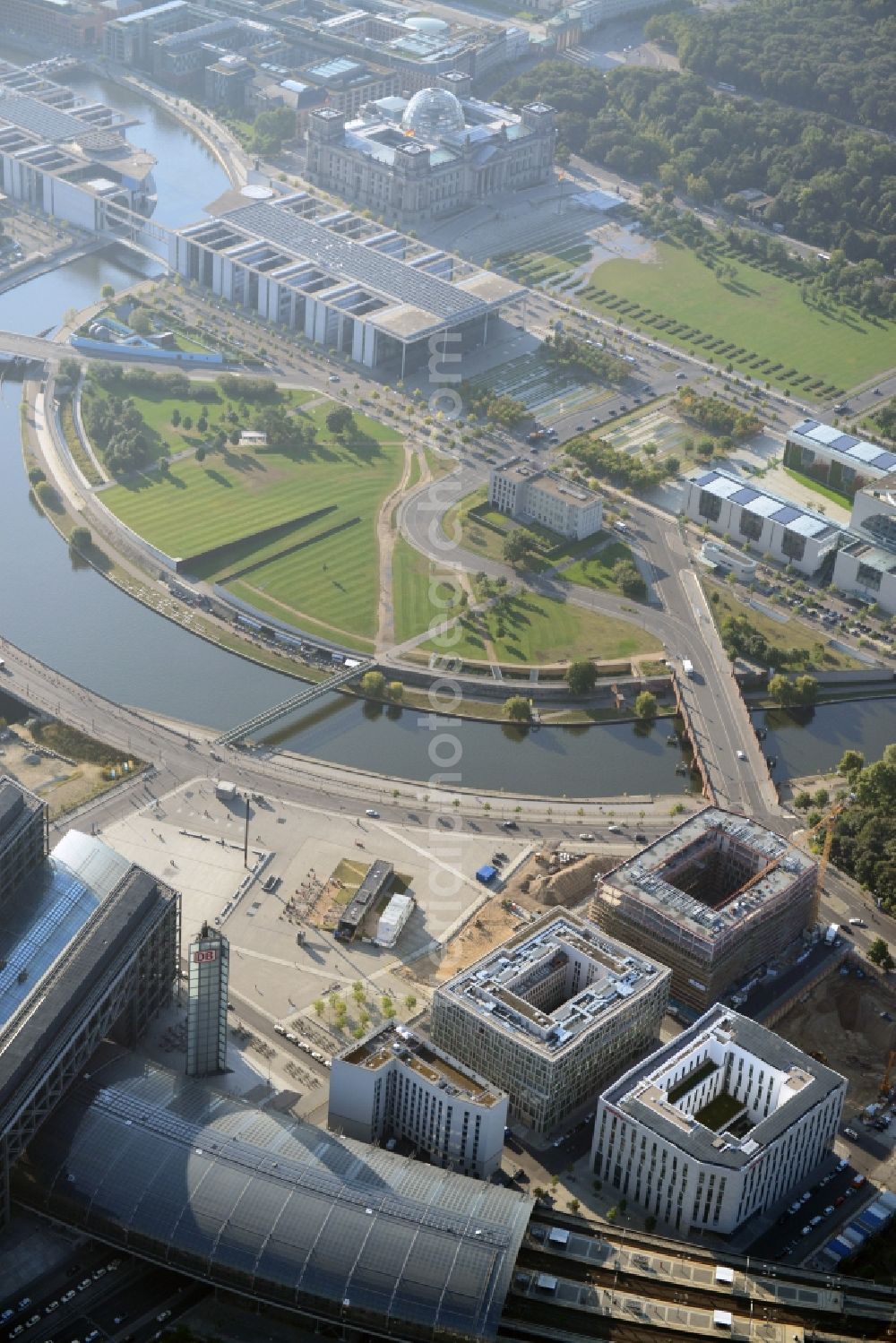 Berlin from the bird's eye view: Lehrter Stadtquartier quarter in the Moabit part of Berlin in Germany. The quarter consists of 5 blocks which form a complex of office buildings and hotels