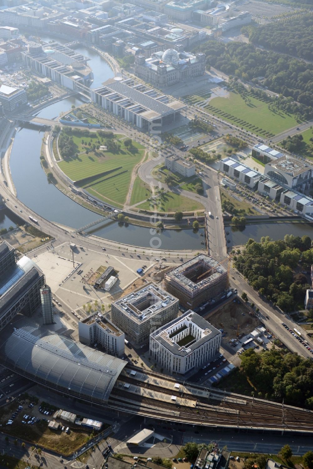 Aerial image Berlin - Lehrter Stadtquartier quarter in the Moabit part of Berlin in Germany. The quarter consists of 5 blocks which form a complex of office buildings and hotels