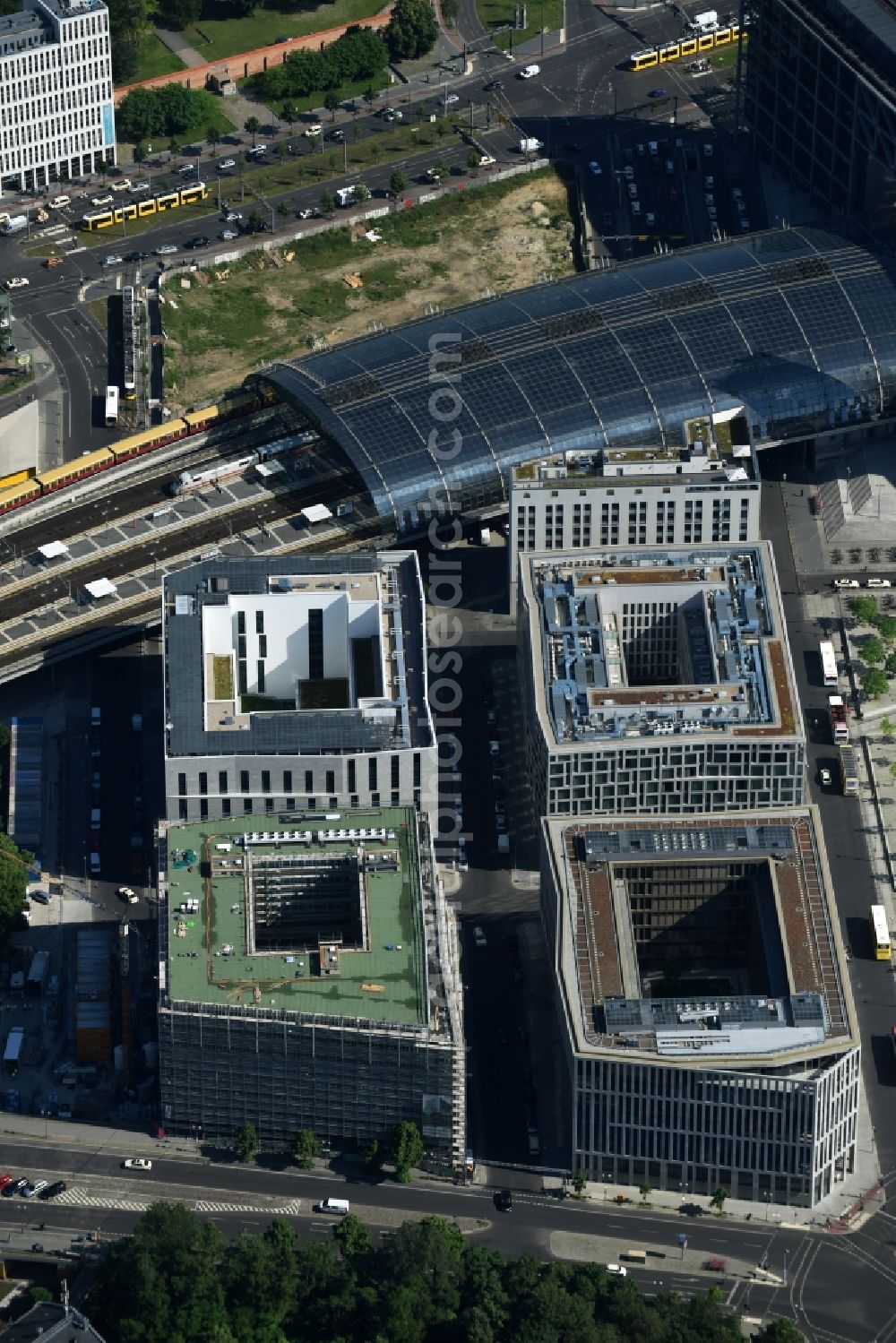 Aerial image Berlin - Lehrter Stadtquartier quarter in the Moabit part of Berlin in Germany. The quarter consists of 5 blocks which form a complex of office buildings and hotels