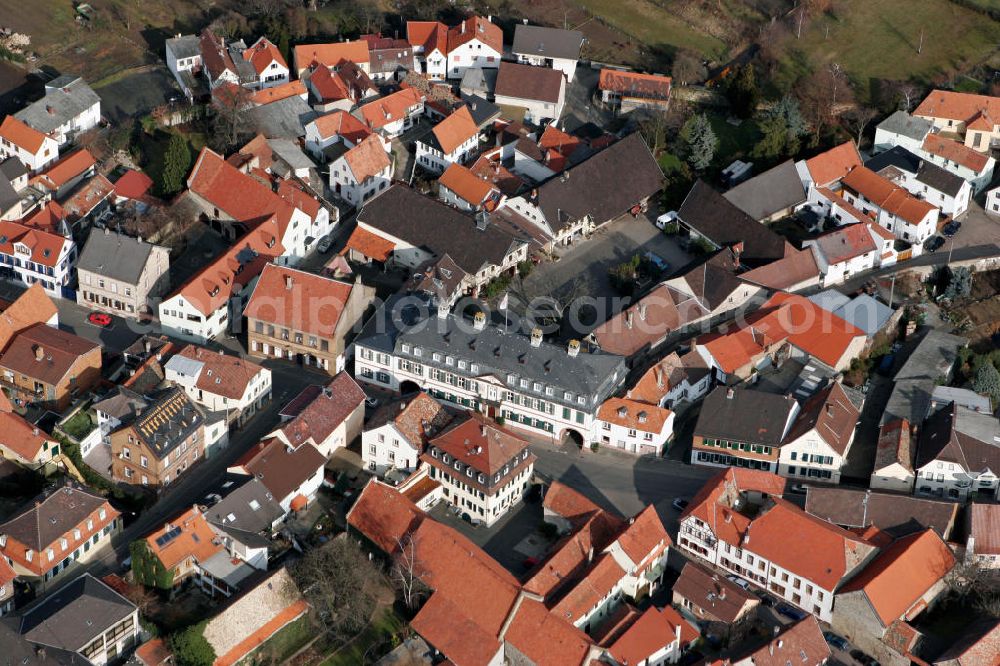 Aerial photograph Guntersblum - Blick auf das Leininger Schloss in der Ortsgemeinde Guntersblum im Rhein-Main-Gebiet im Landkreis Mainz-Bingen in Rheinland-Pfalz. Seit 1835 wird das Schloss als Rathaus der Ortsgemeinde Guntersblum genutzt. Außerdem werden seit dem Jahr 1972 zusätzliche Verwaltungsarbeiten der Verbandsgemeinde Guntersblum im Schloss getätigt. View to the Leininger Castle in Guntersblum in the administrative district Mainz-Bingen of Rhineland-Palatinate. Since 1835 it is used as the Town Hall of the administrative district.