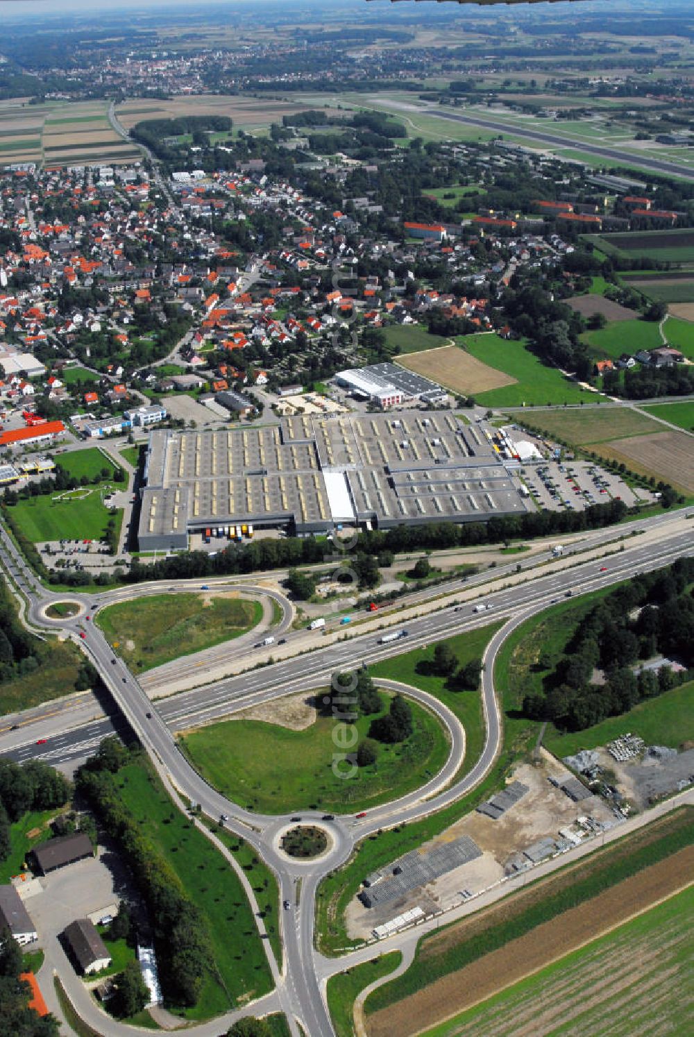 Leipheim from above - Blick auf das Werk 4 des Metallwarenherstellers Wanzl, der seinen deutschen Sitz in Leipheim hat und mit vier Werken in der Stadt vertreten ist. Kontakt: Gottfried Wanzl, Bubesheimer Straße 4 89340 Leipheim, Tel. +49(0)8221 729 0, Email: info@wanzl.de