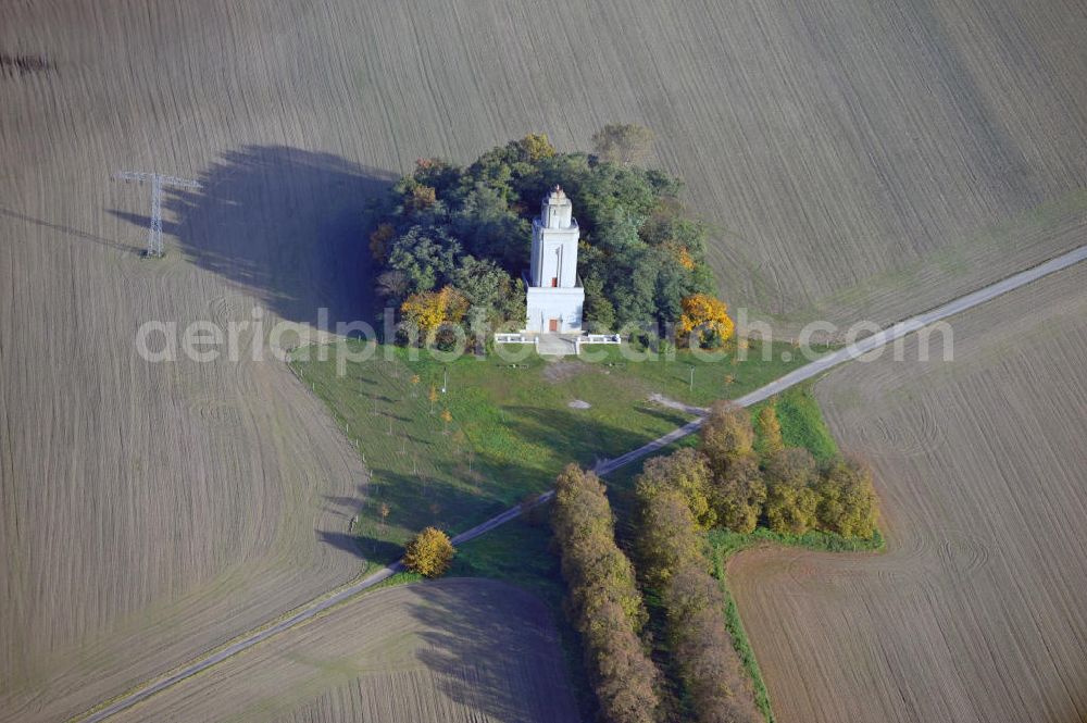 Leipzig - Lützschena from above - Ein Bismarckturm in Leipziger Ortsteil Lützschena, der höchste Aussichtsturm im Norden Leipzigs. Seine Sichtachse, bepflanzt mit 100 Krim-Linden, wurde 1973 von der Leipziger Naturschutzbehörde zum Naturdenkmal eingestuft. Öffnungszeiten des Turms werden ehrenamtlich von Mitgliedern des Bismarckturm - Vereins Lützschena - Stahmeln e.V. organisiert. The tower Bismarckturm in the district Luetzschena is the highest viewing tower in the north of Leipzig. Its visual axis is planted by 100 limetrees and is dedicated as a natural monument since 1973. Opening hours of the tower for tourists are organized by voluntary workers that are members of the club Bismarckturm-Verein Lützschena-Stahmeln e.V.