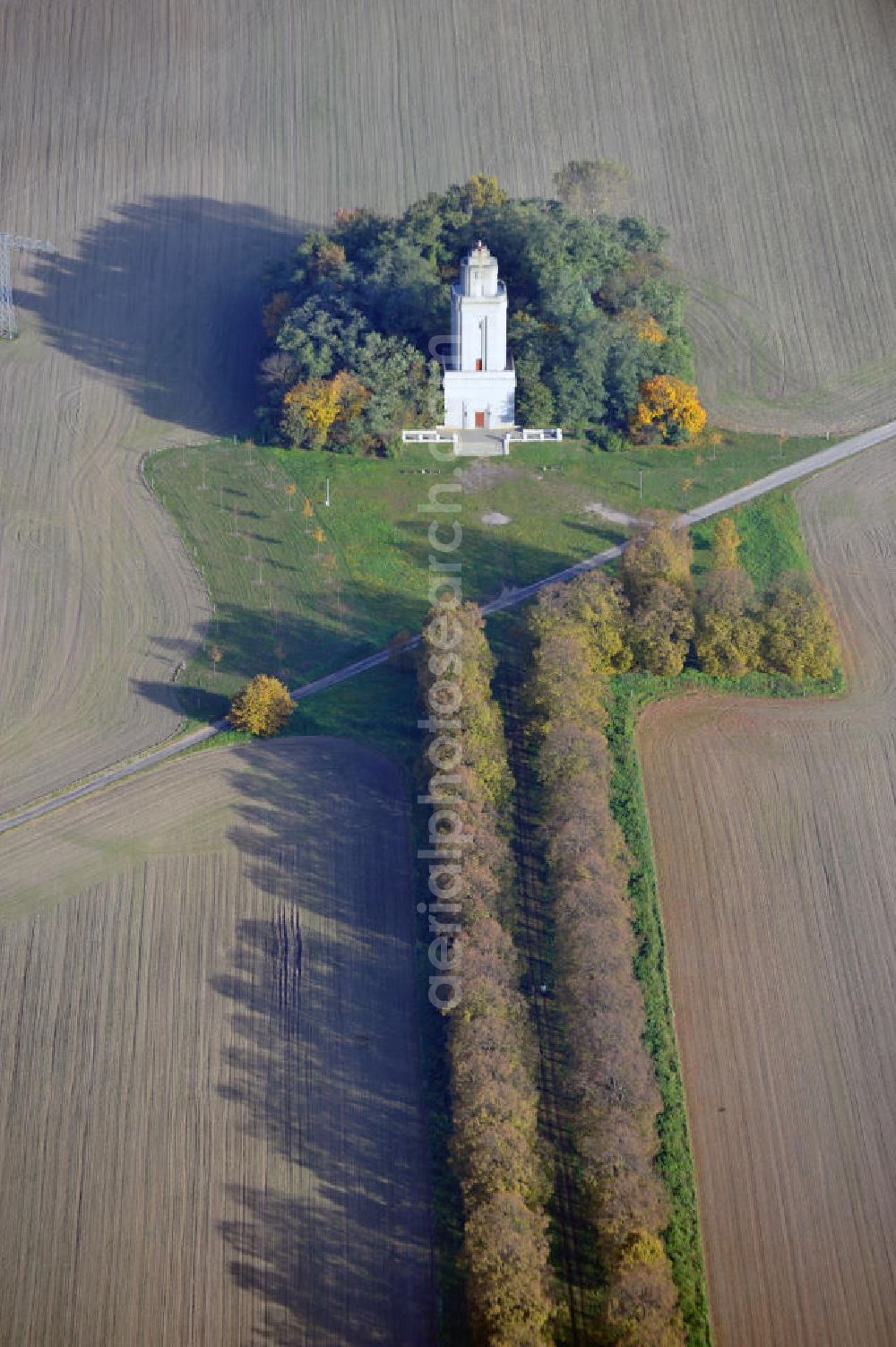 Aerial image Leipzig - Lützschena - Ein Bismarckturm in Leipziger Ortsteil Lützschena, der höchste Aussichtsturm im Norden Leipzigs. Seine Sichtachse, bepflanzt mit 100 Krim-Linden, wurde 1973 von der Leipziger Naturschutzbehörde zum Naturdenkmal eingestuft. Öffnungszeiten des Turms werden ehrenamtlich von Mitgliedern des Bismarckturm - Vereins Lützschena - Stahmeln e.V. organisiert. The tower Bismarckturm in the district Luetzschena is the highest viewing tower in the north of Leipzig. Its visual axis is planted by 100 limetrees and is dedicated as a natural monument since 1973. Opening hours of the tower for tourists are organized by voluntary workers that are members of the club Bismarckturm-Verein Lützschena-Stahmeln e.V.