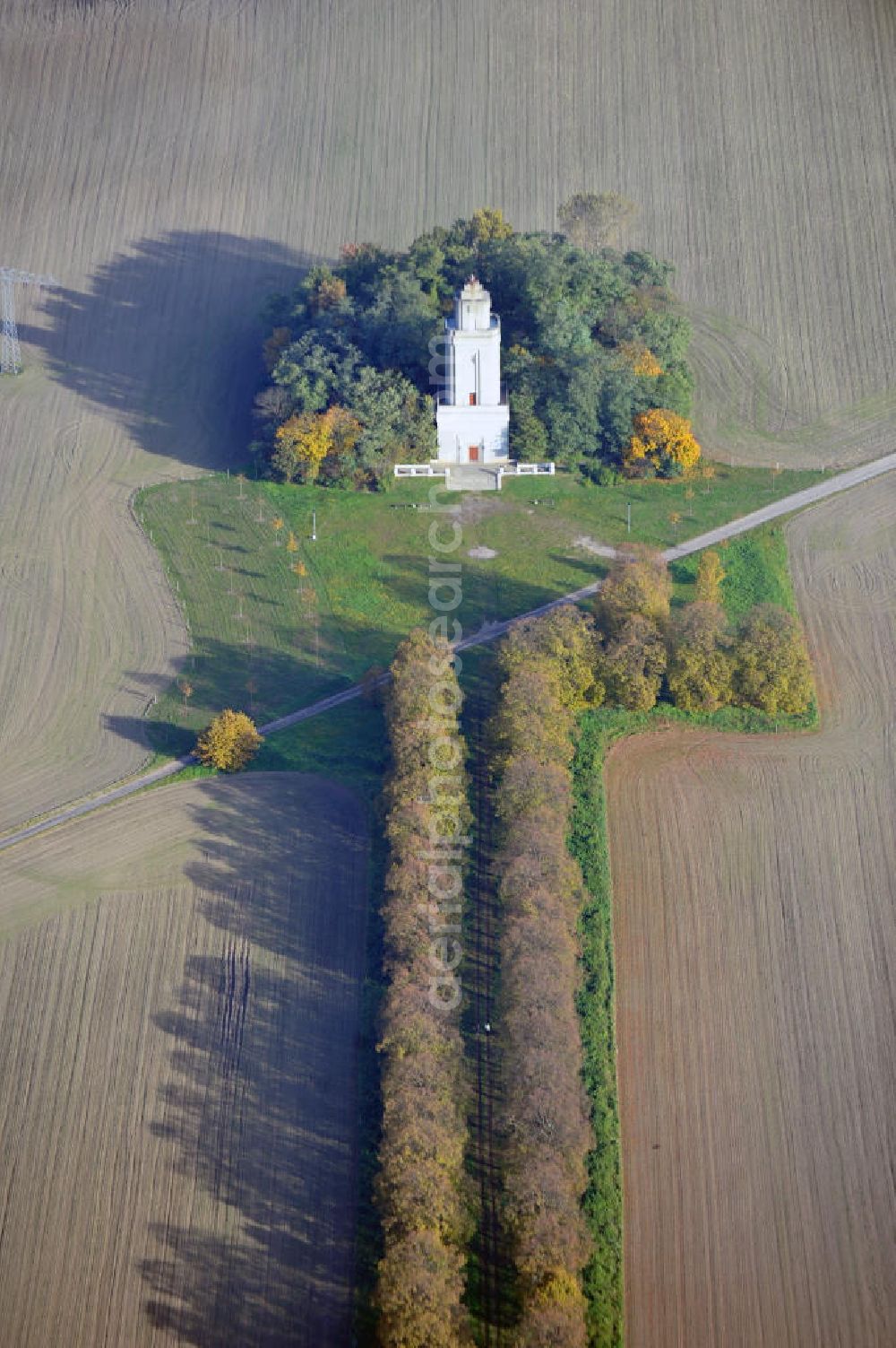 Leipzig - Lützschena from above - Ein Bismarckturm in Leipziger Ortsteil Lützschena, der höchste Aussichtsturm im Norden Leipzigs. Seine Sichtachse, bepflanzt mit 100 Krim-Linden, wurde 1973 von der Leipziger Naturschutzbehörde zum Naturdenkmal eingestuft. Öffnungszeiten des Turms werden ehrenamtlich von Mitgliedern des Bismarckturm - Vereins Lützschena - Stahmeln e.V. organisiert. The tower Bismarckturm in the district Luetzschena is the highest viewing tower in the north of Leipzig. Its visual axis is planted by 100 limetrees and is dedicated as a natural monument since 1973. Opening hours of the tower for tourists are organized by voluntary workers that are members of the club Bismarckturm-Verein Lützschena-Stahmeln e.V.