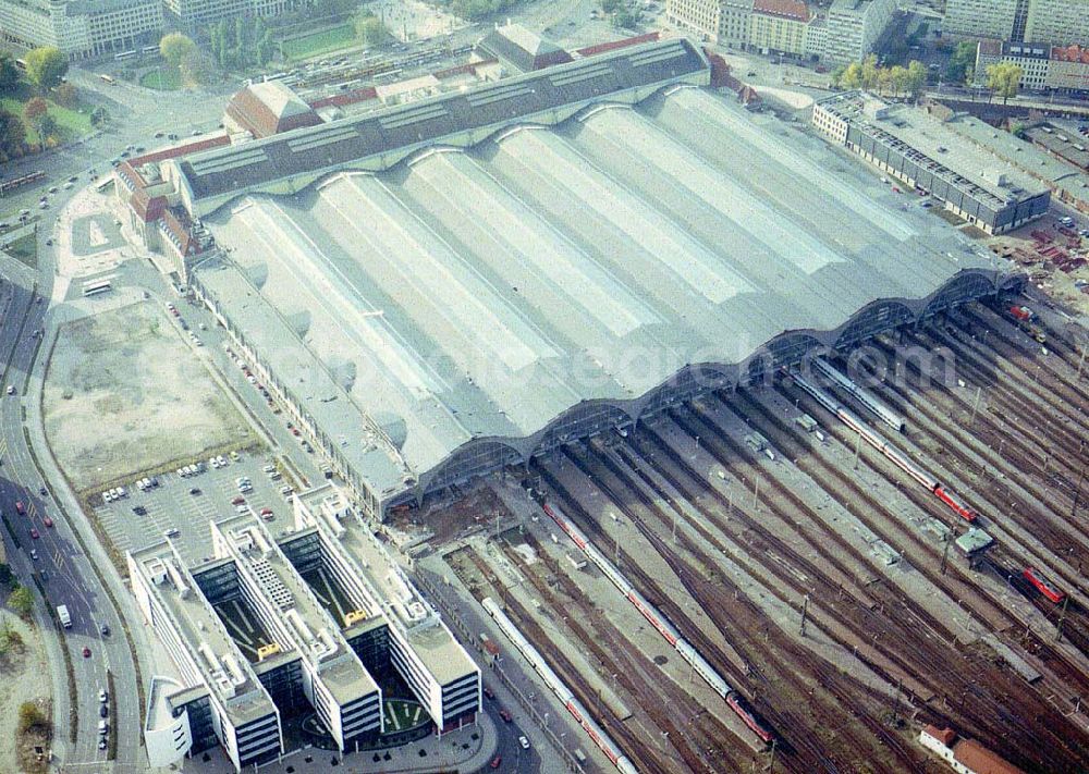 Leipzig from above - Leipziger Hauptbahnhof mit ECE-Shoppingcenter in Leipzig / Sachsen.