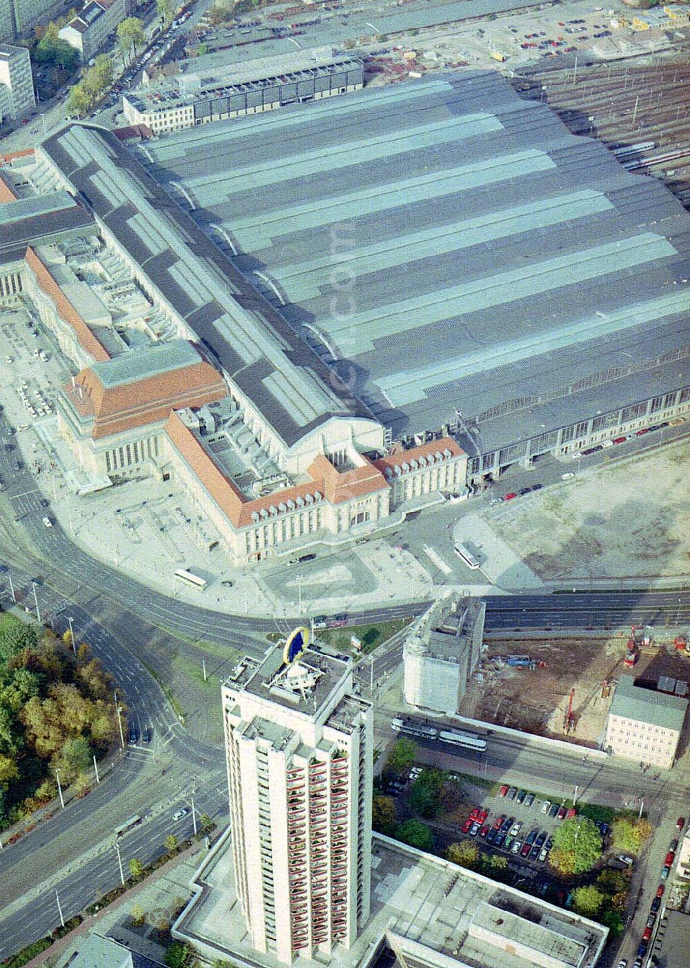 Leipzig from above - Leipziger Hauptbahnhof mit ECE-Shoppingcenter in Leipzig / Sachsen.