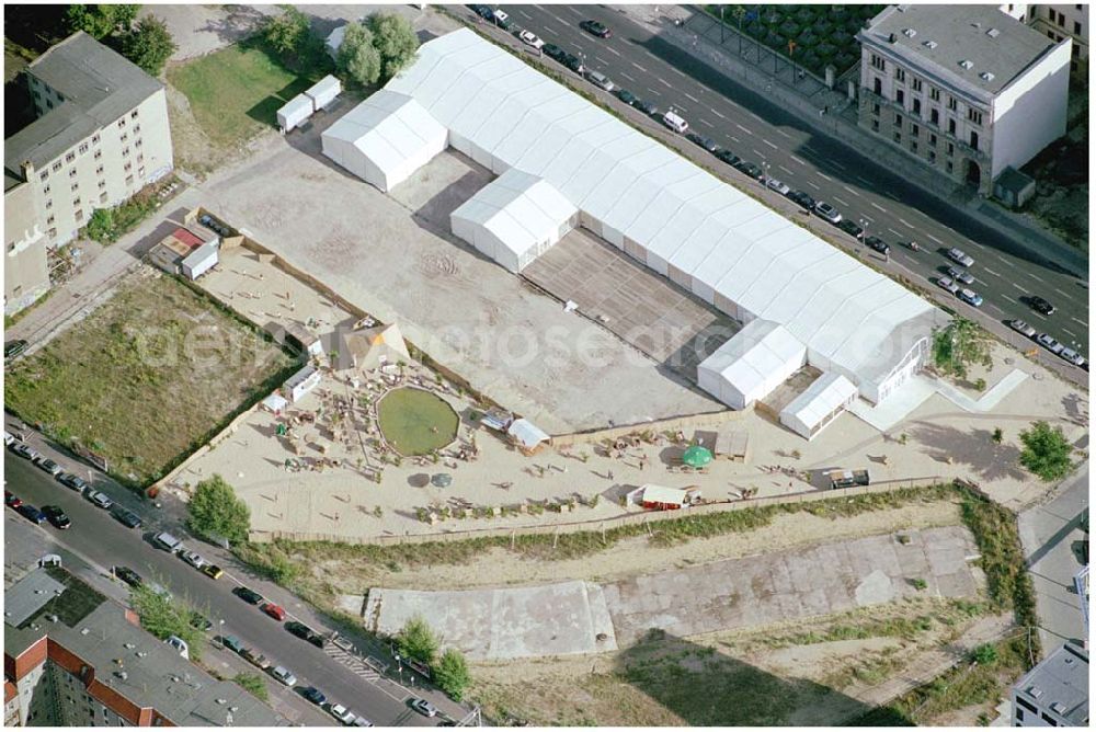 Berlin from above - 22.08.2004, Blick auf den Berliner Beach Club und das Veranstaltungszelt am Leipziger Platz Berlin Beach Club, Leipziger Platz, 10115 Berlin the@berlinbeachclub.com