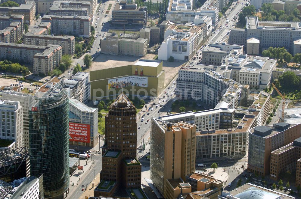 Berlin from above - Blick auf den Leipziger Platz in Berlins Mitte Der achteckige Leipziger Platz befindet sich in unmittelbarer Nachbarschaft zum Potsdamer Platz. Am östlichen Rand des Platzes beginnt die in Richtung Spittelmarkt verlaufende Leipziger Straße.