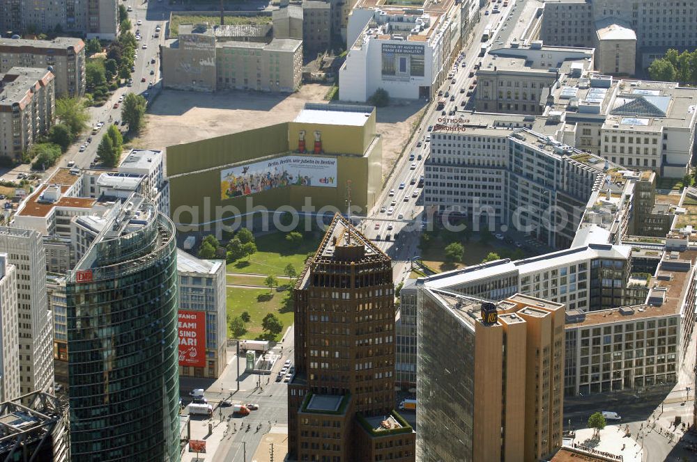 Berlin from the bird's eye view: Blick auf den Leipziger Platz in Berlins Mitte Der achteckige Leipziger Platz befindet sich in unmittelbarer Nachbarschaft zum Potsdamer Platz. Am östlichen Rand des Platzes beginnt die in Richtung Spittelmarkt verlaufende Leipziger Straße.