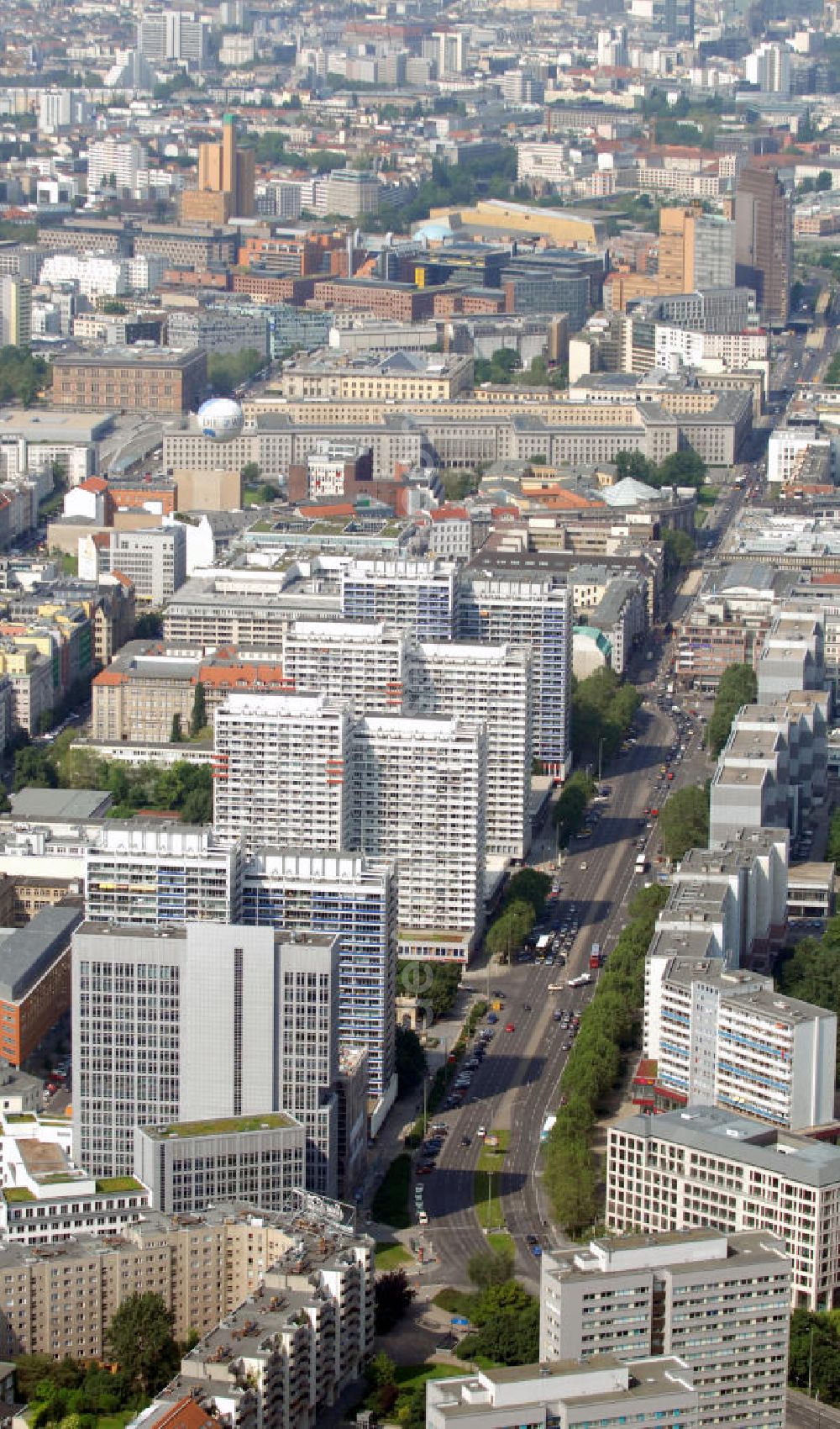 Aerial photograph Berlin - Blick auf einen Wohnkomplex an der Leipziger Straße in Berlin-Mitte. View to an housing area at the Leipziger Straße in the center of Berlin.