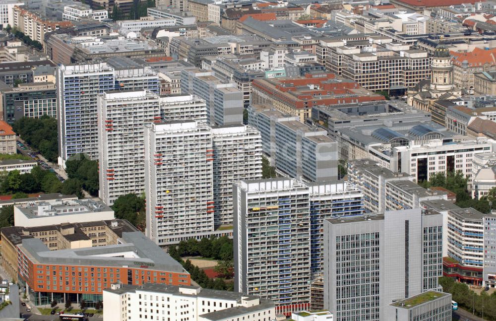 Berlin from the bird's eye view: Blick auf einen Wohnkomplex an der Leipziger Straße in Berlin-Mitte, mit dem Deutschen Dom im Hintergrund. View to a housing area at the Leipziger Straße in the center of Berlin.