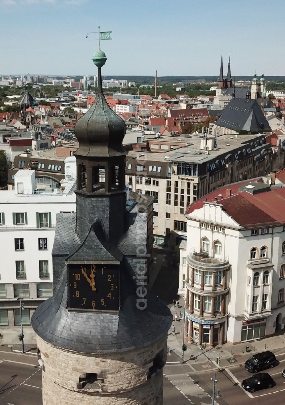 Aerial photograph Halle (Saale) - Tower Leipziger Turm and the lower and upper Leipziger Strasse (Boulevard) in Halle an der Saale in the state of Saxony-Anhalt