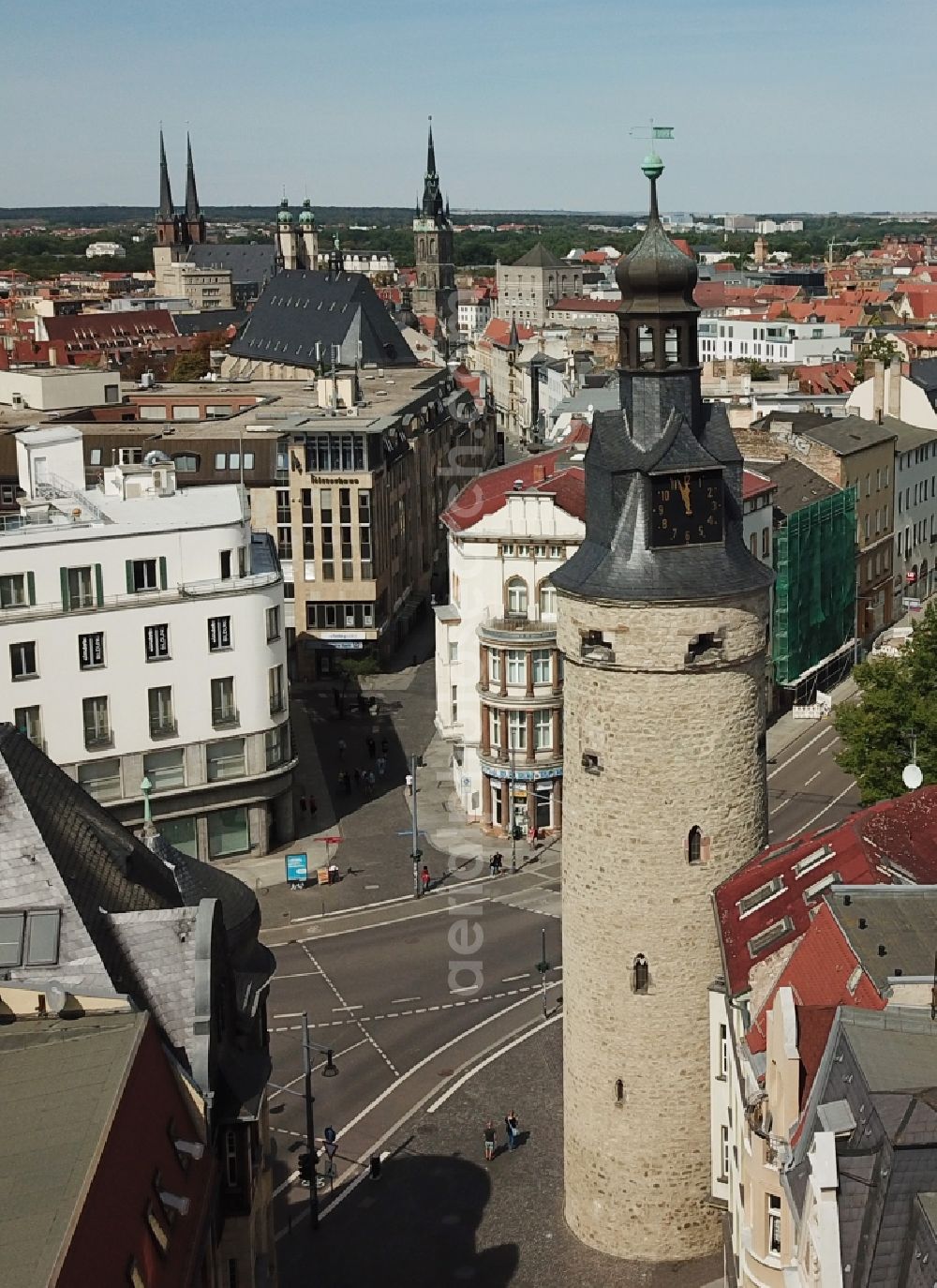 Halle (Saale) from the bird's eye view: Tower Leipziger Turm and the lower and upper Leipziger Strasse (Boulevard) in Halle an der Saale in the state of Saxony-Anhalt