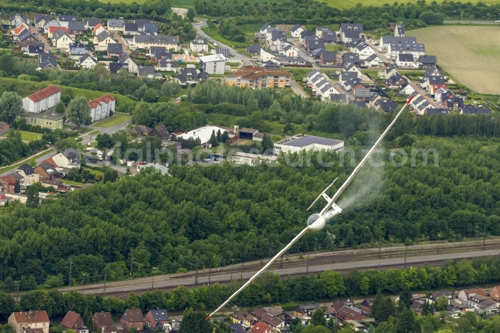 Hamm from the bird's eye view: Performance single-seater glider DG 300 can land position from water ballast - Hamm in North Rhine-Westphalia