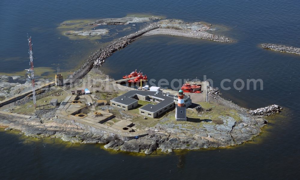 Aerial image Helsinki - Lighthouse as a historic seafaring character in the coastal area of Grahara Lighthouse auf of Harmajankatu Lohja in Helsinki in Finland