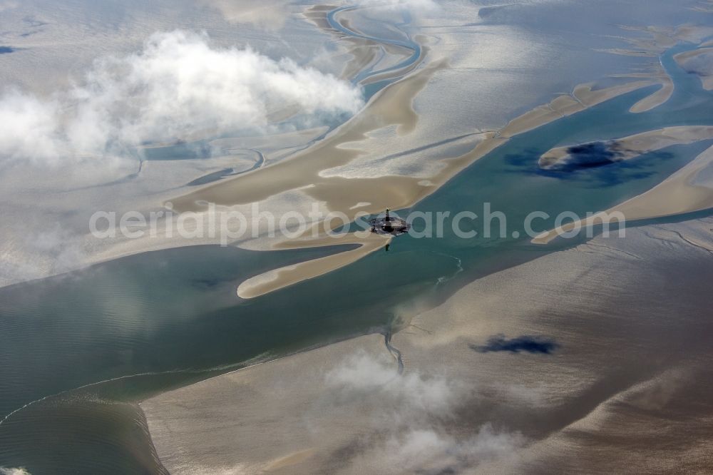 Aerial photograph Butjadingen - Lighthouse as a historic seafaring character in the coastal area of North Sea in the district Langwarden in Butjadingen in the state Lower Saxony