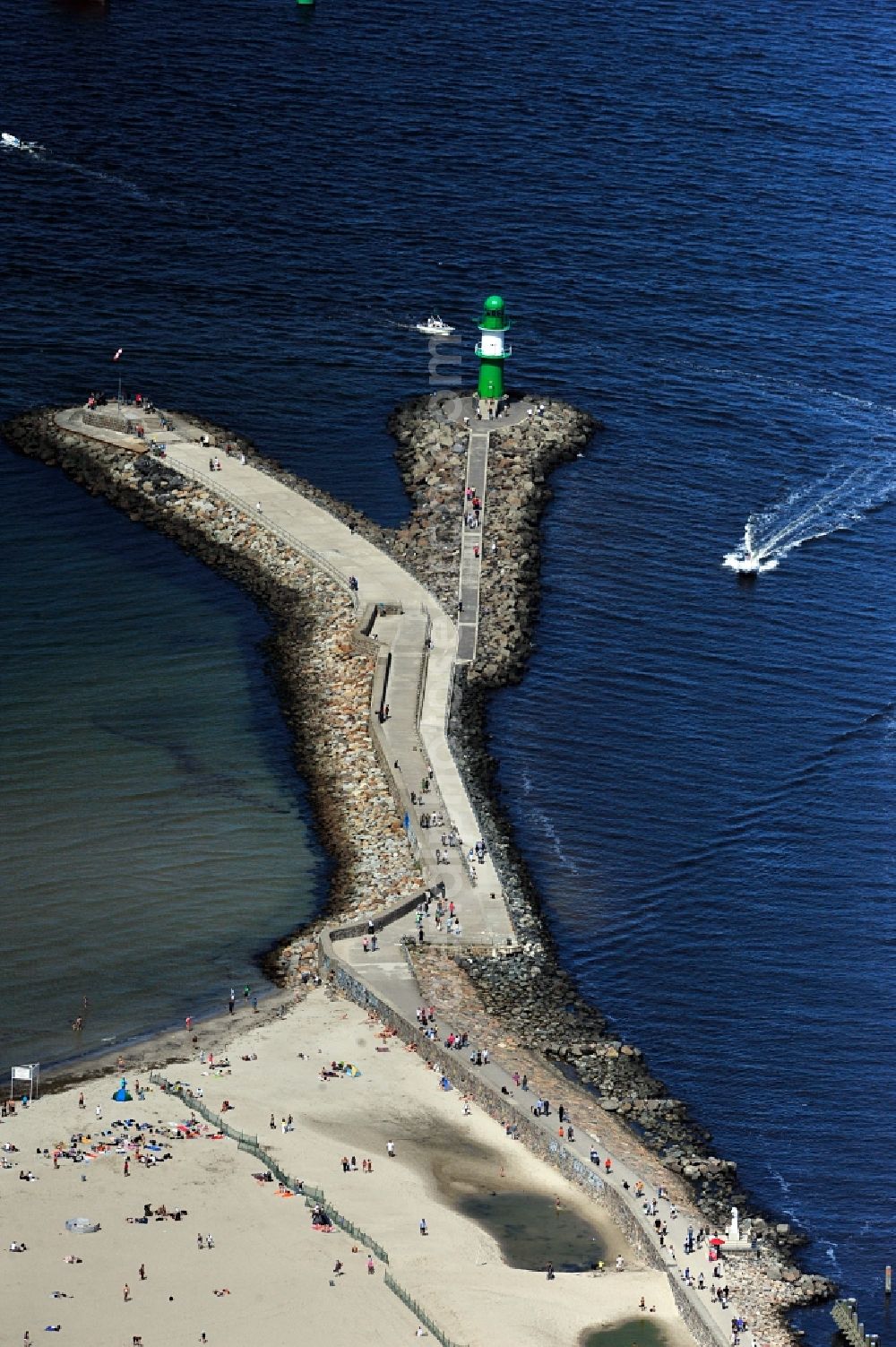 Aerial image Rostock / Warnemünde - Lighthouse at the entrance to the Cruise Center Warnemünde in Mecklenburg Western Pomerania