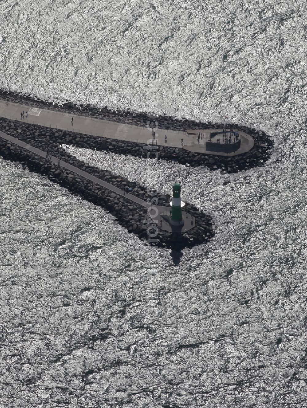 Aerial photograph Rostock, Warnemünde - Lighthouse as a historic seafaring character in the coastal area of the baltic sea in Rostock, Warnemuende in the state Mecklenburg - Western Pomerania