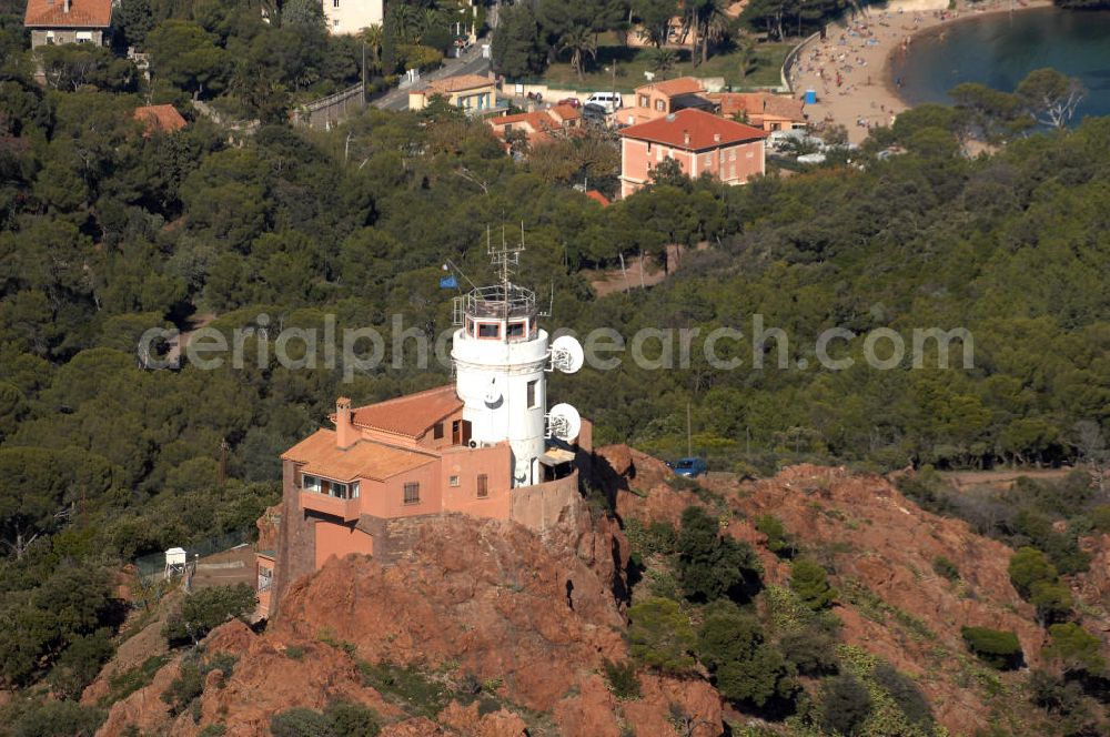 Aerial photograph Agay - Blick auf den Leuchtturm Phare Lighthouse Dramont und im Hintergrund befinden sich luxuriöse Villen in der Esterel-Region bei Agay an der Cote d' Azur in Frankreich. Dazwischen verläuft die Küstenstrasse Corniche d' Or.