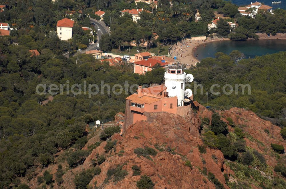 Agay from above - Blick auf den Leuchtturm Phare Lighthouse Dramont und im Hintergrund befinden sich luxuriöse Villen in der Esterel-Region bei Agay an der Cote d' Azur in Frankreich. Dazwischen verläuft die Küstenstrasse Corniche d' Or.