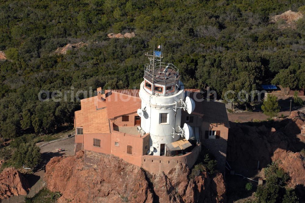 Agay from the bird's eye view: Blick auf den Leuchtturm Phare Lighthouse Dramont und im Hintergrund befinden sich luxuriöse Villen in der Esterel-Region bei Agay an der Cote d 'Azur in Frankreich.