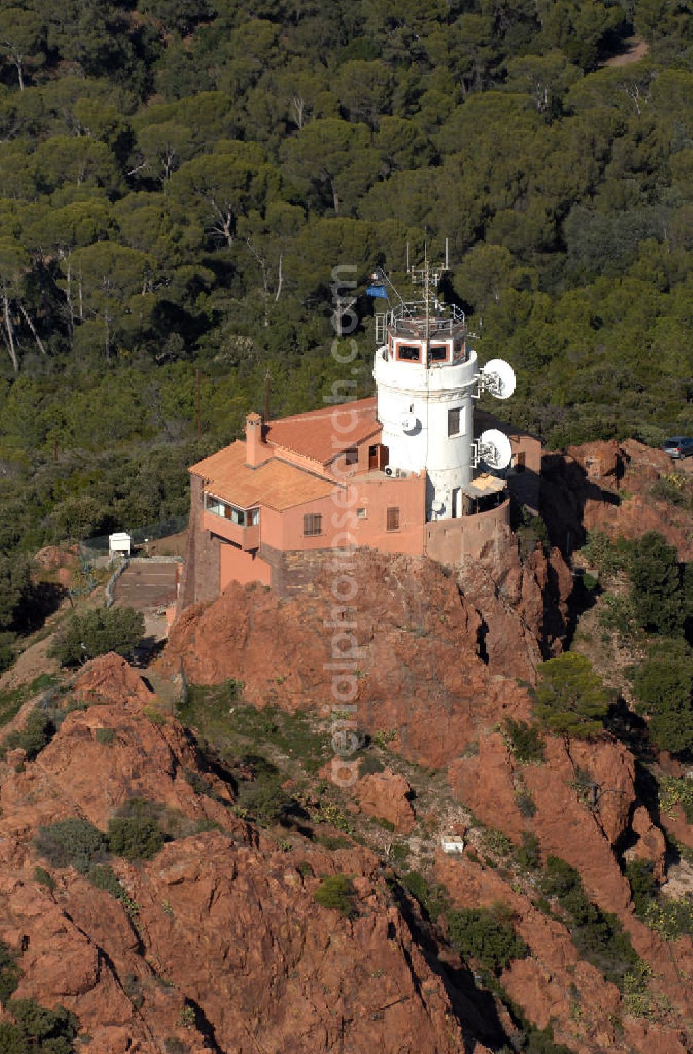 Aerial image Agay - Blick auf den Leuchtturm Phare Lighthouse Dramont und im Hintergrund befinden sich luxuriöse Villen in der Esterel-Region bei Agay an der Cote d 'Azur in Frankreich.