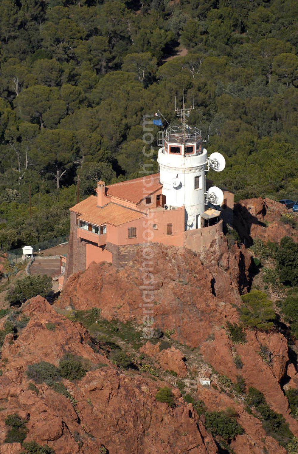 Aerial photograph Agay - Blick auf den Leuchtturm Phare Lighthouse Dramont und im Hintergrund befinden sich luxuriöse Villen in der Esterel-Region bei Agay an der Cote d 'Azur in Frankreich.