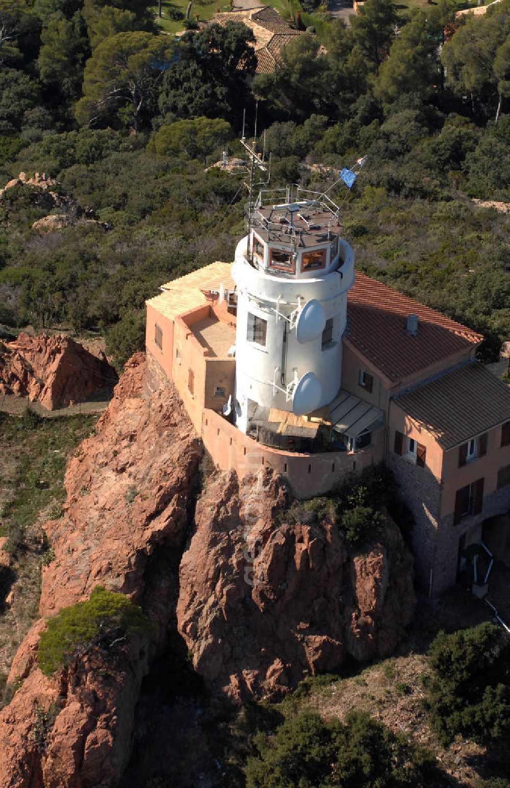 Agay from above - Blick auf den Leuchtturm Phare Lighthouse Dramont und im Hintergrund befinden sich luxuriöse Villen in der Esterel-Region bei Agay an der Cote d 'Azur in Frankreich.