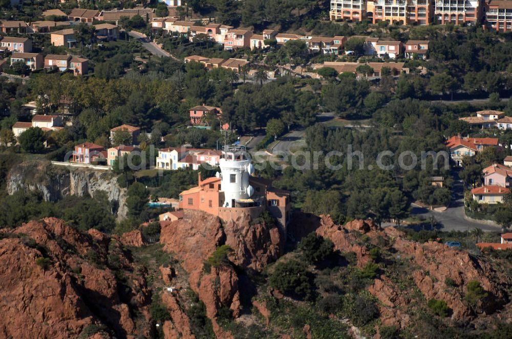 Agay from above - Blick auf den Leuchtturm Phare Lighthouse Dramont und im Hintergrund befinden sich luxuriöse Villen in der Esterel-Region bei Agay an der Cote d' Azur in Frankreich. Dazwischen verläuft die Küstenstrasse Corniche d' Or.