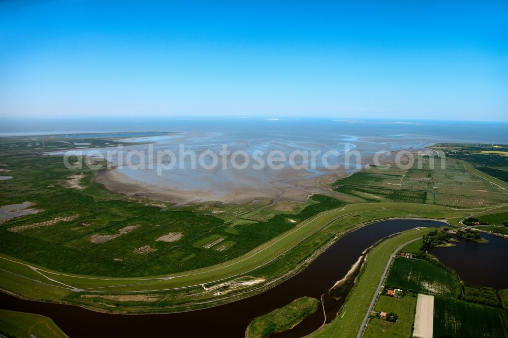 Aerial photograph Krummhörn - Bay of Ley and the coast at Greetsiel in the borough Krummhoern in the state of Lower Saxony. The village of Greetsiel is located directly in the small bay on the East Frisian west coast. There are several embankments, a flood pool, fields and wetlands - which belong to the Wadden Sea - inside the bay