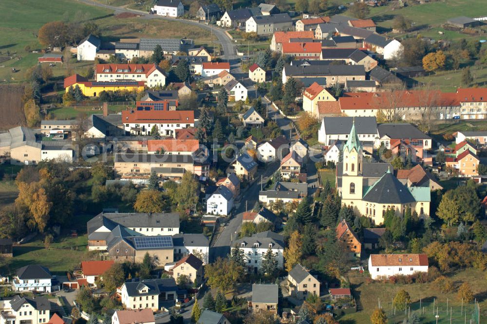 Lichtenberg (Lausitz) from above - Blick auf die Dorfkirche / Lichtenberger Kirche / Kirche zu Lichtenberg an der Mittelbacher Straße in der Westlausitz. Erbaut wurde die Kirche von 1840-1841 im byzantinisch-historisierenden Stil nach den Plänen des Architekten Ernst Hermann Arndt und durch den Lößnitz-Baumeister Christian Gottlieb Ziller.