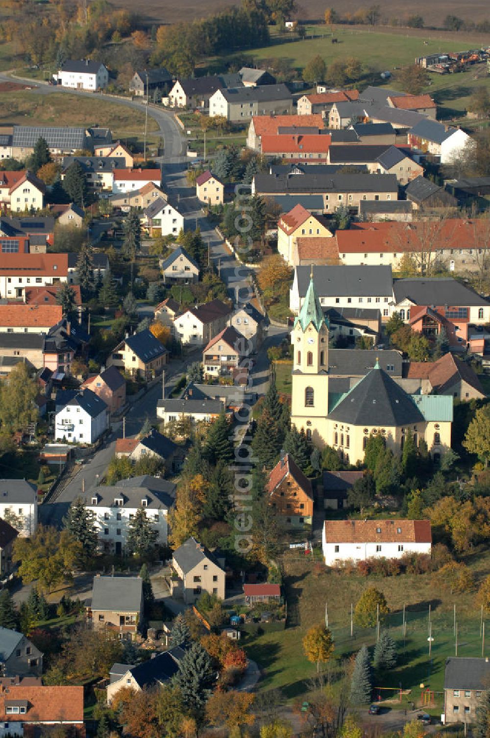 Lichtenberg (Lausitz) from the bird's eye view: Blick auf die Dorfkirche / Lichtenberger Kirche / Kirche zu Lichtenberg an der Mittelbacher Straße in der Westlausitz. Erbaut wurde die Kirche von 1840-1841 im byzantinisch-historisierenden Stil nach den Plänen des Architekten Ernst Hermann Arndt und durch den Lößnitz-Baumeister Christian Gottlieb Ziller.