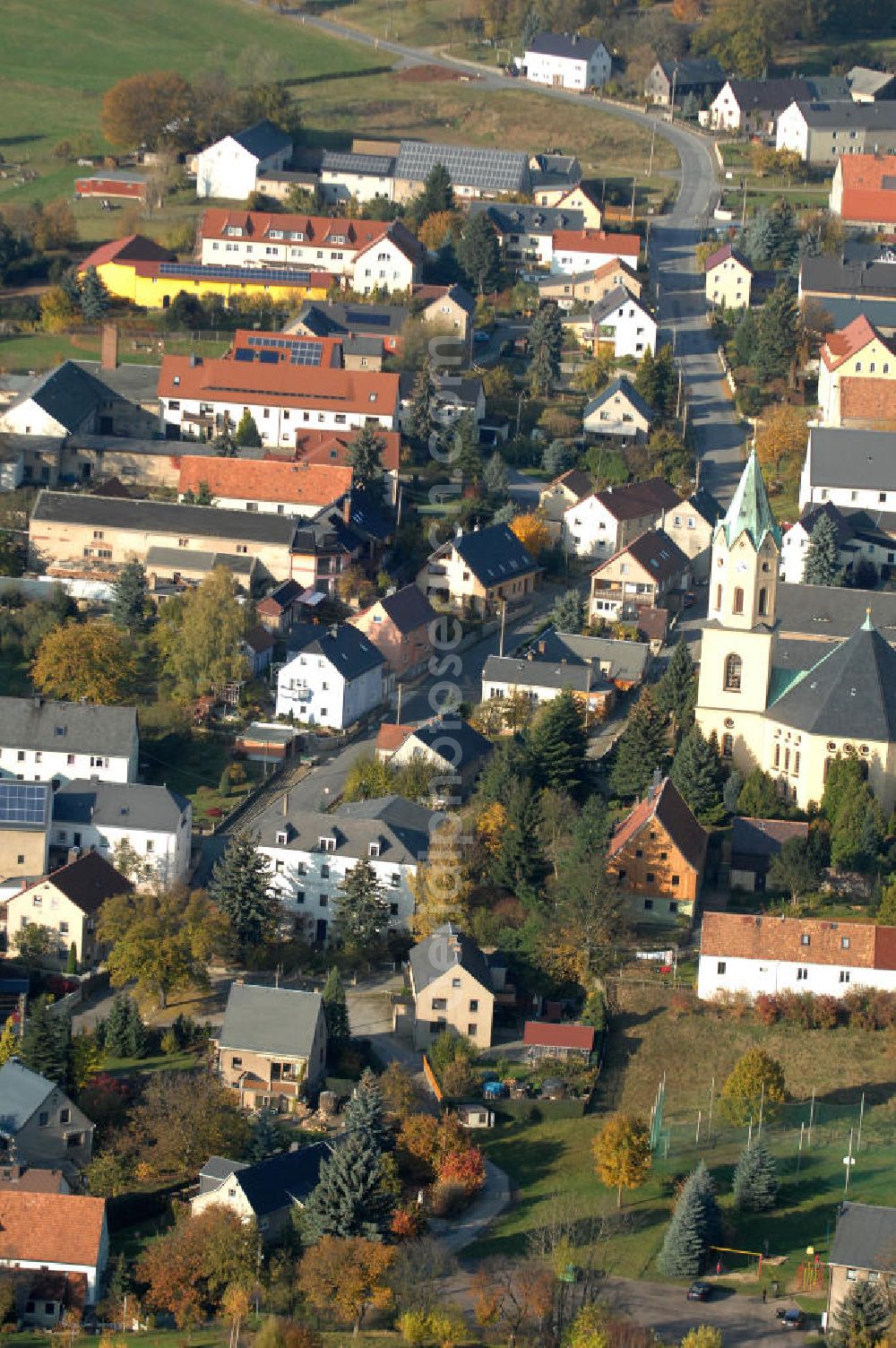 Aerial image Lichtenberg (Lausitz) - Blick auf die Dorfkirche / Lichtenberger Kirche / Kirche zu Lichtenberg an der Mittelbacher Straße in der Westlausitz. Erbaut wurde die Kirche von 1840-1841 im byzantinisch-historisierenden Stil nach den Plänen des Architekten Ernst Hermann Arndt und durch den Lößnitz-Baumeister Christian Gottlieb Ziller.